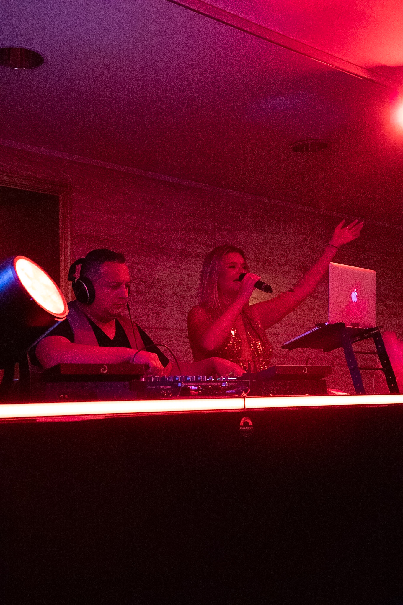 DJ:s bakom båset i rött klubbljus
